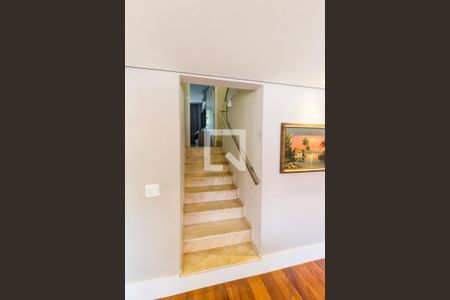 Escada de casa de condomínio para alugar com 2 quartos, 350m² em Residencial Nove (alphaville), Santana de Parnaíba