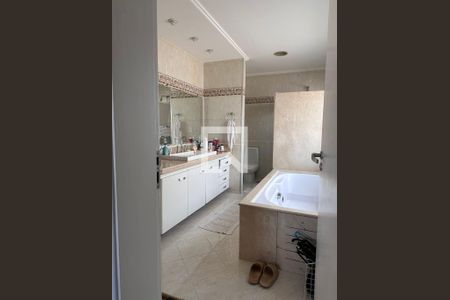 Banheiro de casa à venda com 3 quartos, 314m² em Vila Romero, São Paulo
