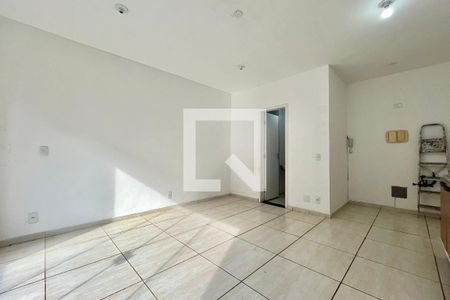 Sala/Quarto de kitnet/studio para alugar com 1 quarto, 27m² em Vila Mira, São Paulo