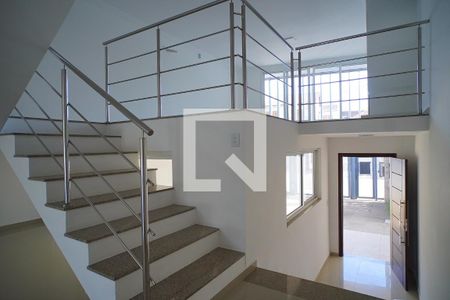 Acesso a sala segunda  andar  de casa à venda com 3 quartos, 210m² em Jardim Itu, Porto Alegre