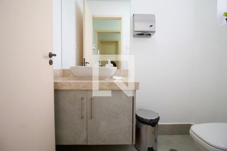 Banheiro social de casa para alugar com 3 quartos, 160m² em Pinheiros, São Paulo
