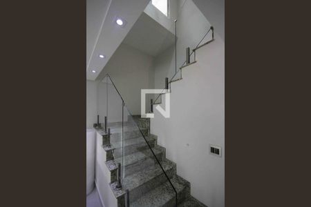 Escada de casa de condomínio para alugar com 3 quartos, 156m² em Vila Ema, São Paulo