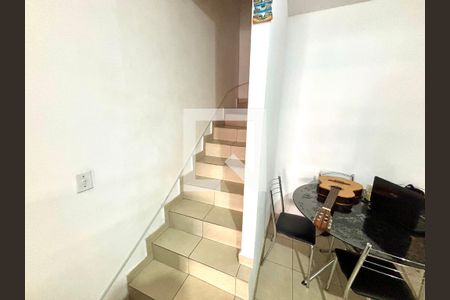 Escada de casa para alugar com 2 quartos, 68m² em Jardim Sao Miguel, Ferraz de Vasconcelos