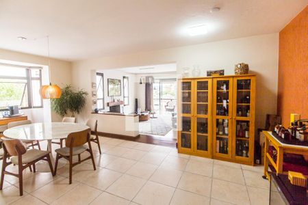 Sala  de casa de condomínio à venda com 5 quartos, 426m² em Alphaville, Santana de Parnaíba