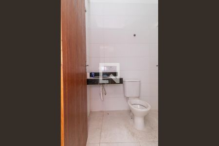 Banheiro da Suíte 1 de casa de condomínio para alugar com 2 quartos, 55m² em Vila Pierina, São Paulo