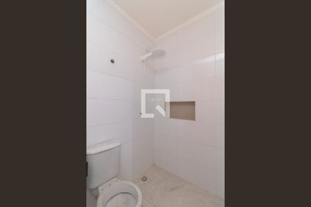 Banheiro da Suíte 1 de casa de condomínio para alugar com 2 quartos, 55m² em Vila Pierina, São Paulo