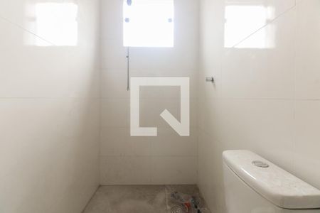Banheiro Suíte 1 de casa de condomínio para alugar com 2 quartos, 68m² em Guaiauna, São Paulo