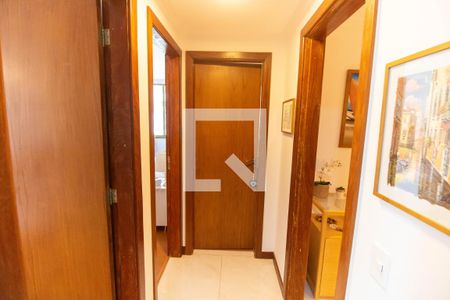 Corredor  de apartamento à venda com 3 quartos, 120m² em Icaraí, Niterói