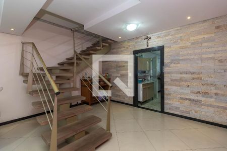 Escada de casa para alugar com 4 quartos, 200m² em Planalto, Belo Horizonte