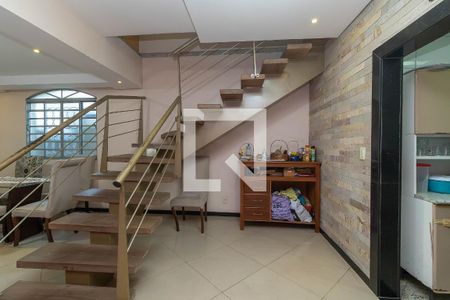 Escada de casa para alugar com 4 quartos, 200m² em Planalto, Belo Horizonte