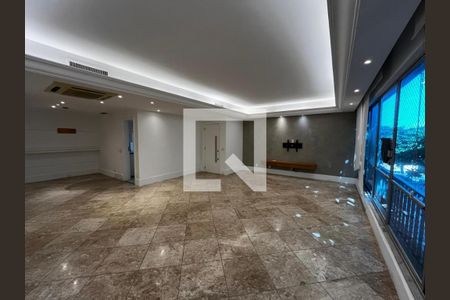 Sala com piso de porcelanato, iluminação adequada e vista para a cidade. de apartamento para alugar com 3 quartos, 150m² em Leblon, Rio de Janeiro
