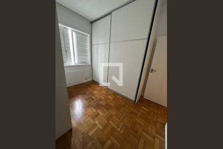 Quarto com móveis brancos e piso de madeira, com uma janela com persianas fechadas. de apartamento para alugar com 3 quartos, 150m² em Leblon, Rio de Janeiro