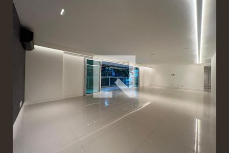 Espaço amplo e iluminado, com piso de porcelanato e janelas grandes, sem decoração. de apartamento para alugar com 4 quartos, 229m² em Leblon, Rio de Janeiro