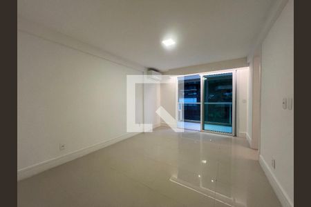 Sala com paredes brancas, piso de porcelanato e janelas grandes, iluminada por luzes brancas, sem móveis ou decoração. de apartamento para alugar com 4 quartos, 229m² em Leblon, Rio de Janeiro