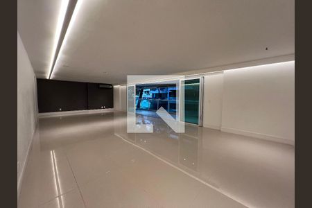 Espaço amplo e iluminado com piso de porcelanato e janelas grandes, sem decoração. de apartamento para alugar com 4 quartos, 229m² em Leblon, Rio de Janeiro