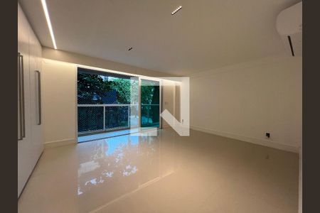 Espaço amplo com janela grande e iluminação natural, área externa com vista para a rua e árvores, área de cozinha com iluminação natural e área de jantar com iluminação natural. de apartamento para alugar com 4 quartos, 229m² em Leblon, Rio de Janeiro