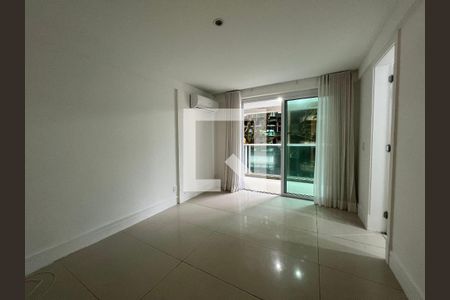 Sala com janelas grandes e iluminação natural, com ar condicionado e piso de porcelanato. de apartamento para alugar com 4 quartos, 229m² em Leblon, Rio de Janeiro
