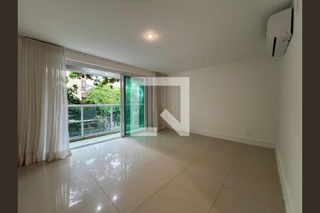Sala com janelas grandes e iluminação natural, com vista para a varanda e o jardim. de apartamento para alugar com 4 quartos, 229m² em Leblon, Rio de Janeiro