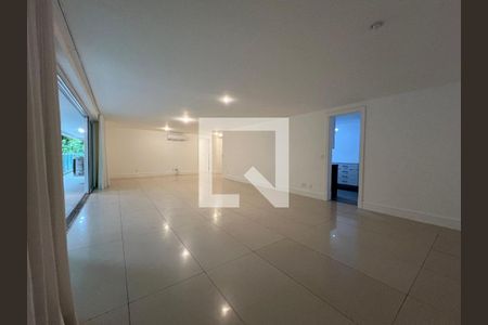 Espaço amplo e iluminado com piso de porcelanato e paredes brancas, sem mobiliário ou decoração. de apartamento para alugar com 4 quartos, 229m² em Leblon, Rio de Janeiro
