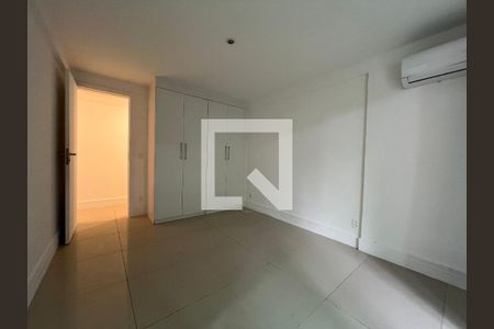 Quarto com móveis brancos e piso de porcelanato, iluminado por luz natural e artificial. de apartamento para alugar com 4 quartos, 229m² em Leblon, Rio de Janeiro