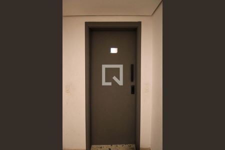 Porta  de apartamento para alugar com 2 quartos, 49m² em Parque Reboucas, São Paulo