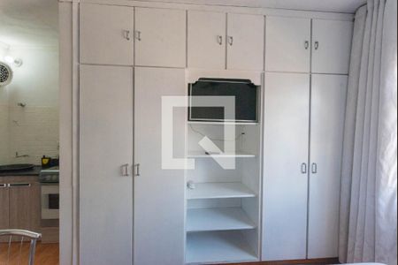 Armário e TV de apartamento para alugar com 1 quarto, 48m² em Botafogo, Campinas