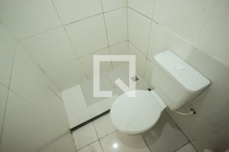 Banheiro de kitnet/studio para alugar com 0 quarto, 30m² em Taquara, Rio de Janeiro