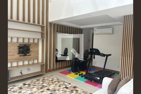 Sala de casa de condomínio para alugar com 3 quartos, 360m² em Valparaíso, Petrópolis