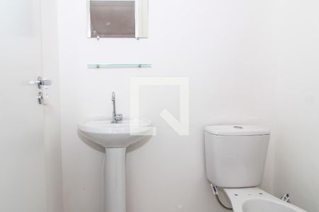 Banheiro de apartamento para alugar com 1 quarto, 25m² em Parque Industrial Tomas Edson, São Paulo