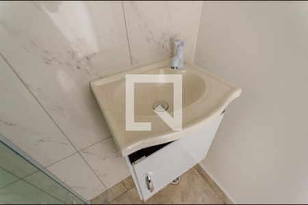 Banheiro de kitnet/studio para alugar com 1 quarto, 40m² em Vila Mangalot, São Paulo
