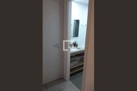 Banheiro de apartamento à venda com 2 quartos, 55m² em Teresópolis, Porto Alegre