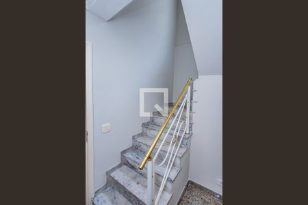 Escada de casa para alugar com 3 quartos, 150m² em Parque Sao Domingos, São Paulo