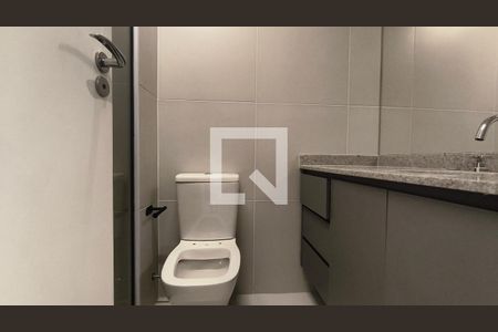 Banheiro de kitnet/studio para alugar com 1 quarto, 23m² em Paraíso, São Paulo