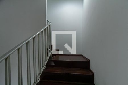 Escada de casa à venda com 3 quartos, 147m² em Jardim Lauro Gomes, São Bernardo do Campo