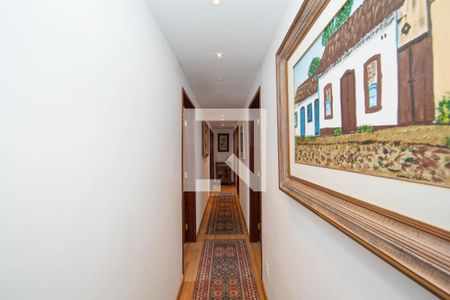 CORREDOR de casa à venda com 5 quartos, 350m² em Belvedere, Belo Horizonte