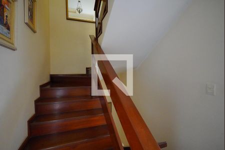 Escada para dormitórios  de casa para alugar com 4 quartos, 249m² em Espírito Santo, Porto Alegre