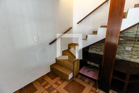 Escada acesso quartos de casa para alugar com 3 quartos, 240m² em Jardim Paris, São Paulo