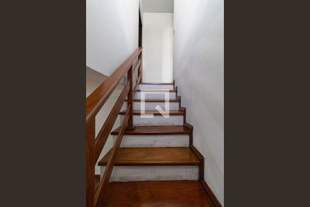 Escada de casa para alugar com 2 quartos, 121m² em Vila Buenos Aires, São Paulo