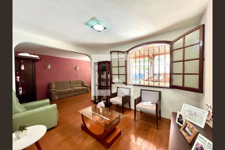 Sala de casa à venda com 4 quartos, 194m² em Alípio de Melo, Belo Horizonte