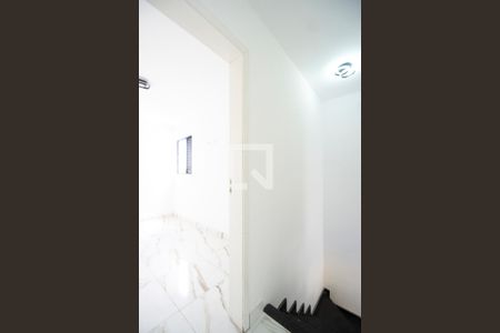 Banheiro da suíte 01 de casa de condomínio para alugar com 2 quartos, 79m² em Guaiauna, São Paulo