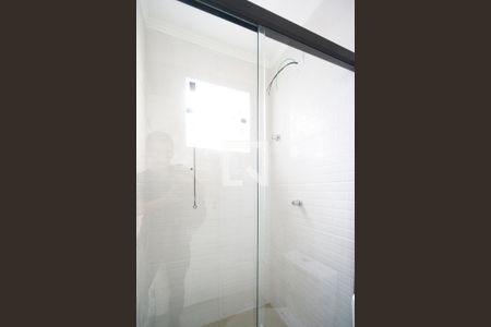 Banheiro da suíte 01 de casa de condomínio para alugar com 2 quartos, 79m² em Guaiauna, São Paulo