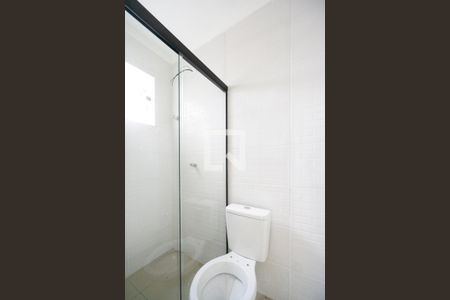Banheiro da suíte 01 de casa de condomínio para alugar com 2 quartos, 79m² em Guaiauna, São Paulo