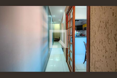 Corredor de casa para alugar com 3 quartos, 230m² em Jardim Presidente, São Paulo
