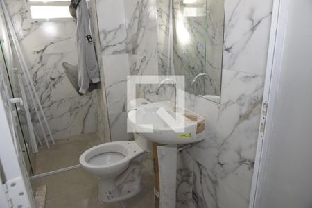 Banheiro de apartamento para alugar com 1 quarto, 50m² em Jardim Santo Eduardo, Embu das Artes