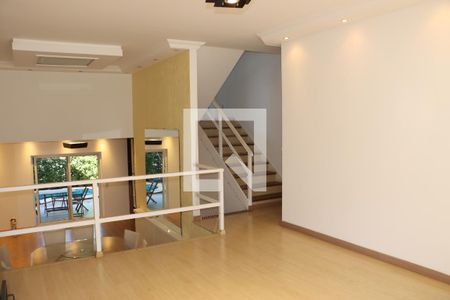 Casa de Condomínio para alugar com 4 quartos, 270m² em Jardim Barbacena, Cotia