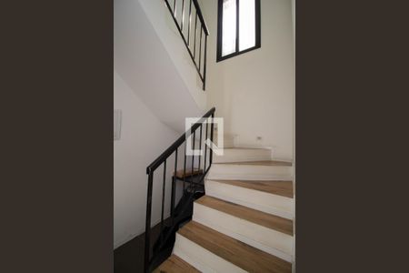 Escada de casa à venda com 5 quartos, 190m² em Jardim Sao Jose, São Paulo