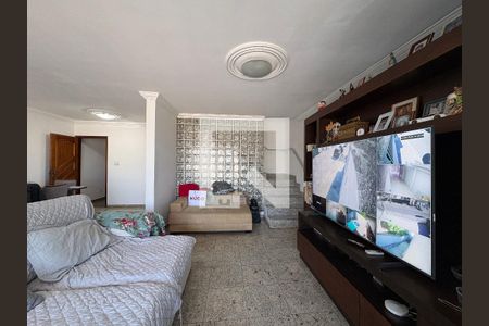 Casa para alugar com 4 quartos, 220m² em Vila Guedes, São Paulo