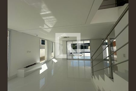 Sala de casa de condomínio à venda com 4 quartos, 390m² em Alphaville, Santana de Parnaíba