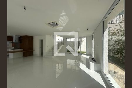 Sala de casa de condomínio à venda com 4 quartos, 390m² em Alphaville, Santana de Parnaíba