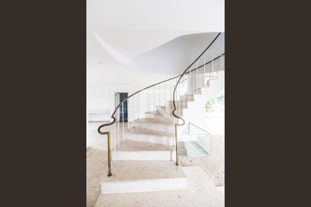 Escada de casa de condomínio à venda com 2 quartos, 780m² em Alphaville, Santana de Parnaíba